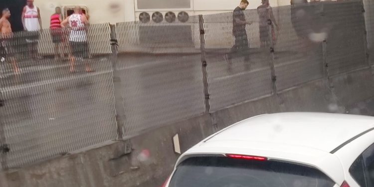 Ônibus de torcedores do Flamengo tomba em Barra Mansa, no km 282 da BR-116, no sentido SP — Foto: reprodução