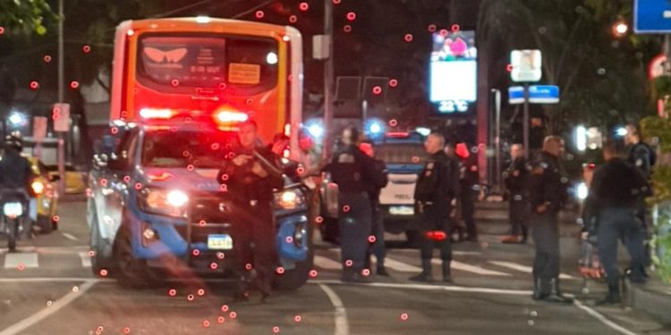 Ônibus bloqueia Rua das Laranjeiras — Foto: Luiza Baptista