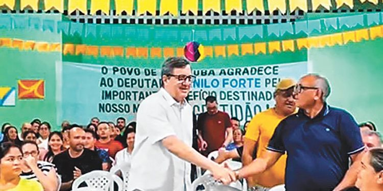 Danilo Forte é recebido em Irauçuba (CE) com faixa após apadrinhar verba para pavimentação — Foto: Reprodução