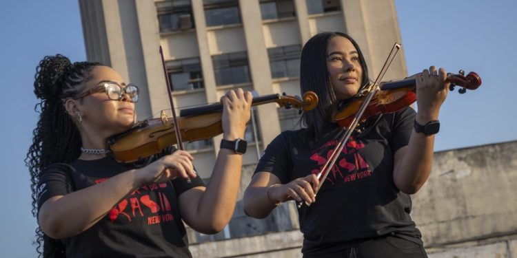 Sintonia fina. As irmãs Jhennifer e Stephanie Costa se apaixonaram pelo violino. As duas entraram para a orquestra e estão na contagem regressiva para a apresentação nos Estados Unidos — Foto: Guito Moreto
