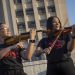 Sintonia fina. As irmãs Jhennifer e Stephanie Costa se apaixonaram pelo violino. As duas entraram para a orquestra e estão na contagem regressiva para a apresentação nos Estados Unidos — Foto: Guito Moreto