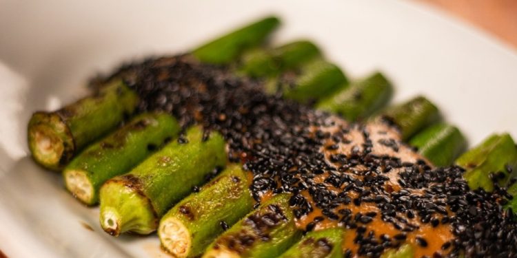 Jiquitaia: quiabos grelhados com pasta de missô — Foto: Reprodução