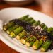 Jiquitaia: quiabos grelhados com pasta de missô — Foto: Reprodução