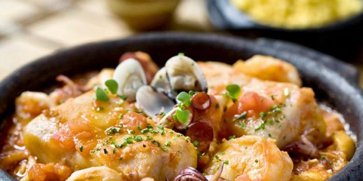 A caldeirada do comandante servida no Amadeus: 3º melhor restaurante de peixes e frutos do mar no SP Gastronomia 2025 — Foto: Reprodução