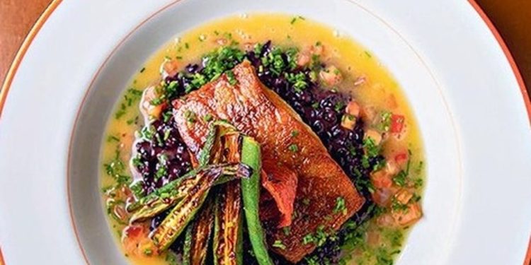 Tonton: pescada amarela com arroz negro, beurre blanc e quiabo tostado — Foto: divulgação