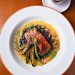 Tonton: pescada amarela com arroz negro, beurre blanc e quiabo tostado — Foto: divulgação