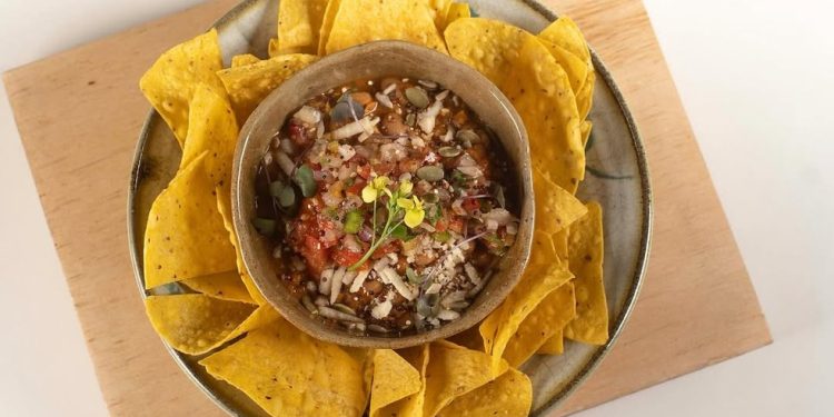 Carrito Organic, o 3 lugar na categoria: nachos supreme, com chilli, guacamole, pico de gallo, salsa, coentro, creme de chipotle, sementes e pancs — Foto: Divulgação