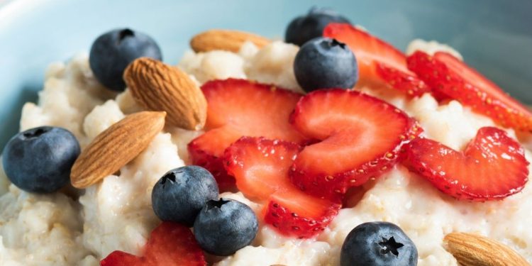 Overnight Oats: Aprenda a receita de aveia com frutas vermelhas para o café da manhã
