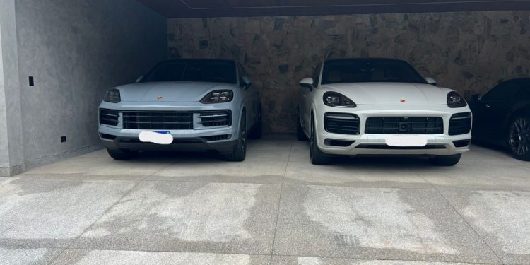 Porsches apreendidos na operação — Foto: Reprodução/PF