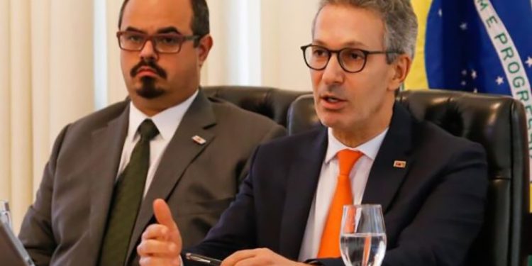 O vice-governador Mateus Simões (à esquerda) ao lado de Zema: candidato à sucessão na gestão estadual — Foto: Gil Leonardi/Agência Minas