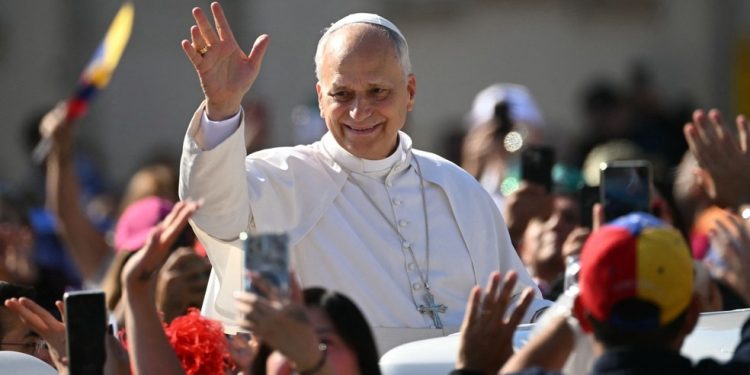O Papa Leão XIV cumprimenta a multidão do papamóvel após uma missa de canonização de sete novos santos na Praça de São Pedro, no Vaticano — Foto: Filippo Monteforte / AFP