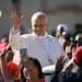 O Papa Leão XIV cumprimenta a multidão do papamóvel após uma missa de canonização de sete novos santos na Praça de São Pedro, no Vaticano — Foto: Filippo Monteforte / AFP