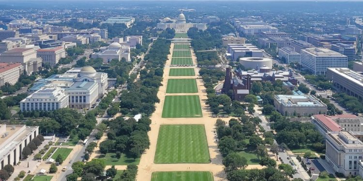 O National Mall, área que reúne museus, parques e monumentos em Washington DC, com o Capitólio ao fundo, visto do alto do obelisco — Foto: Eduardo Maia / O Globo