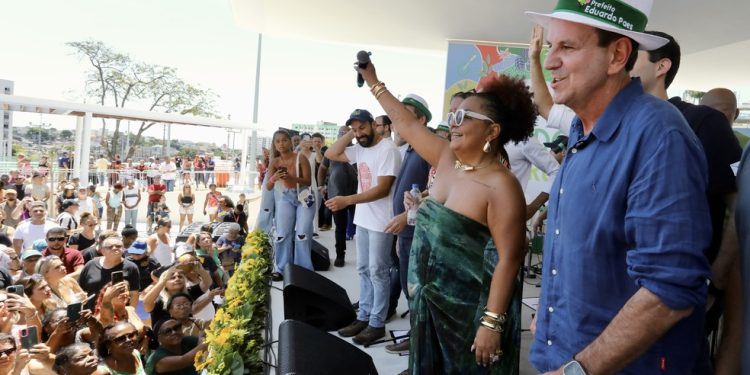 Babi Cruz pega o microfone ao lado do prefeito Eduardo Paes — Foto: Divulgação