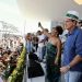 Babi Cruz pega o microfone ao lado do prefeito Eduardo Paes — Foto: Divulgação