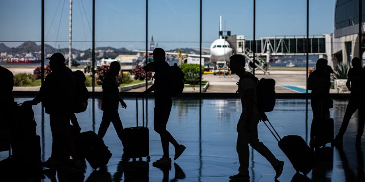 Passageiros deixam de resgatar 95% dos itens perdidos em aeroportos e esquecem até dentadura