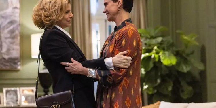 Odete Roitman usa bolsa Valentino de R$ 25 mil ao chegar na novela 'Vale Tudo' — Foto: Divulgação/TV Globo