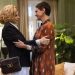 Odete Roitman usa bolsa Valentino de R$ 25 mil ao chegar na novela 'Vale Tudo' — Foto: Divulgação/TV Globo