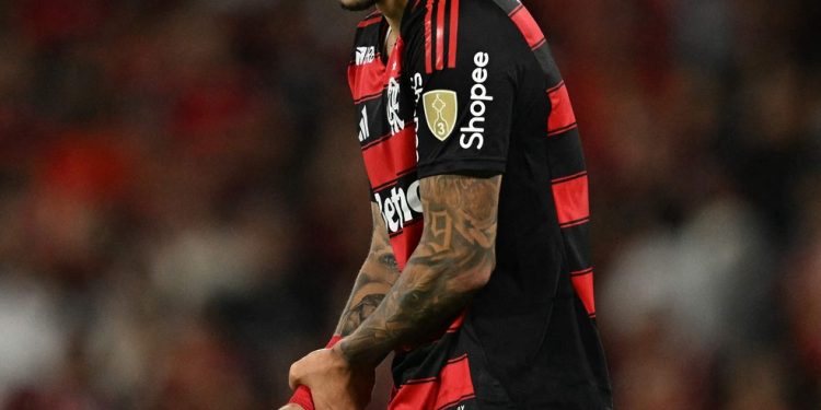 Pedro sente antebraço em Flamengo x Racing, pela semifinal da Libertadores, no Maracanã — Foto: Mauro Pimentel / AFP