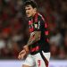 Pedro sente antebraço em Flamengo x Racing, pela semifinal da Libertadores, no Maracanã — Foto: Mauro Pimentel / AFP