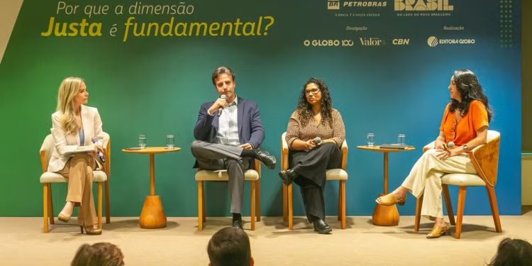 Evento Diálogos para uma Transição Energética Justa: a jornalista Leila Sterenberg; o diretor do Centro Brasil no Clima, William Wills; e as gerentes da Petrobras Juliana Ramos e Raquel Coutinho — Foto: Marcos Sobral