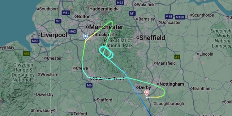 Os pilotos chegaram a arremeter e pousaram em segurança cerca de 20 minutos depois, utilizando a pista sul — Foto: Reprodução/Flightradar24