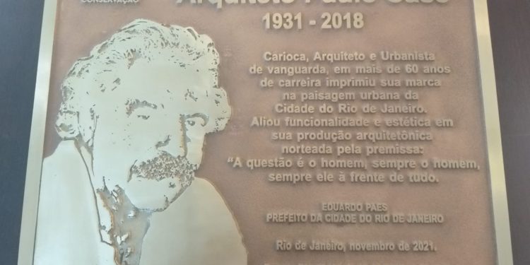 Placa em homenagem ao arquiteto Paulo Casé é furtada no Leblon