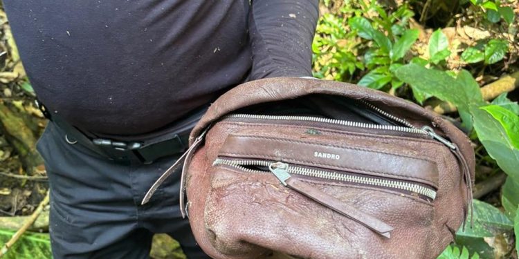 Bolsa encontrada próximo ao corpo — Foto: Reprodução