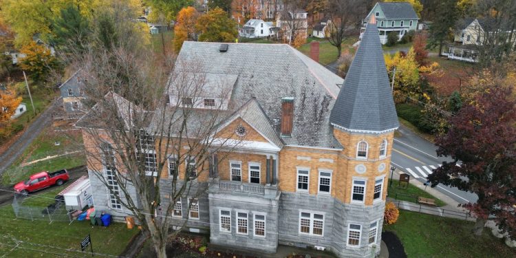 A Biblioteca Haskell, localizada na fronteira entre Canadá e Estados Unidos, em Stanstead, Quebec — Foto: Daphne Lemelin / AFP