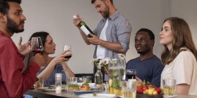 Para os millennials, a socialização geralmente envolve álcool e comida — Foto: Freepik