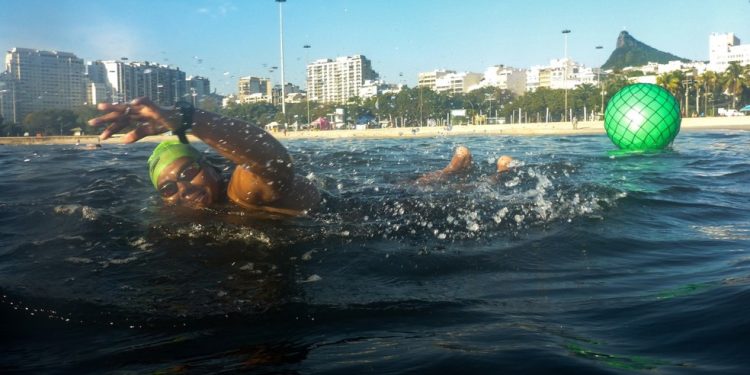 Aula de natação na praia do Flamengo — Foto: Gabriel de Paiva