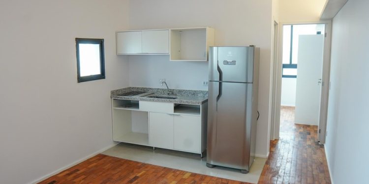 Interior de um dos 112 apartamentos construídos no Edifício Romã — Foto: Sergio Barzaghi/Secom