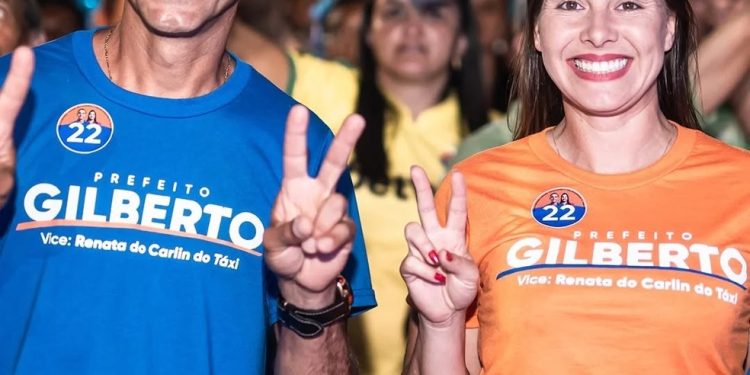 Vice Renata do Táxi ao lado do prefeito Gilberto do Mirante — Foto: Reprodução