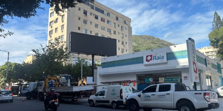 Painel de LED irregular estava instalado na Rua Real Grandeza, altura do número 264, em Botafogo — Foto: Divulgação / Seop