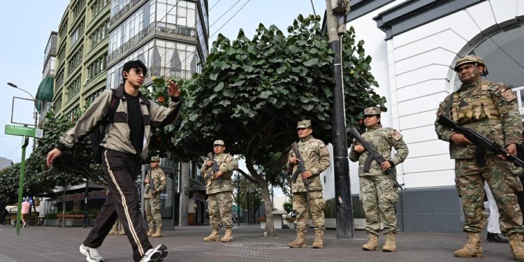 Militares patrulham ruas de Lima depois que o governo declarou estado de emergência — Foto: RAUL ARBOLEDA / AFP