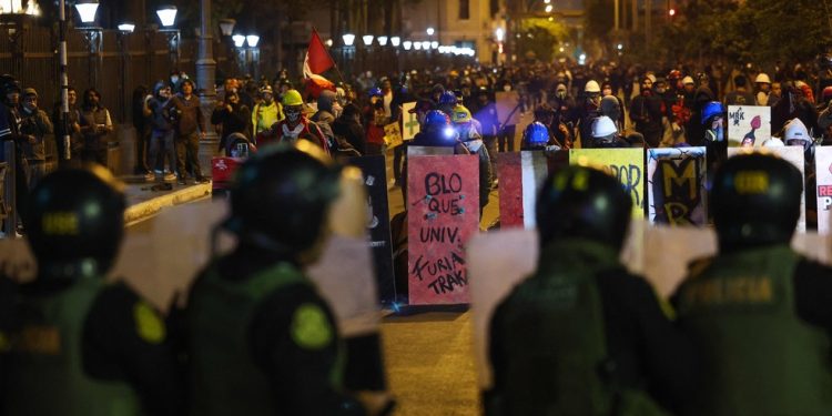 Protesto contra o presidente interino do Peru, José Jeri, leva multidão às ruas em Lima — Foto: Hugo CUROTTO / AFP