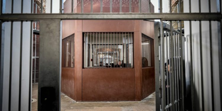 A penitenciária de La Santé, em Paris, onde o ex-presidente da França Nicolas Sarkozy se apresentou após condenação — Foto: STEPHANE DE SAKUTIN / AFP / Arquivo