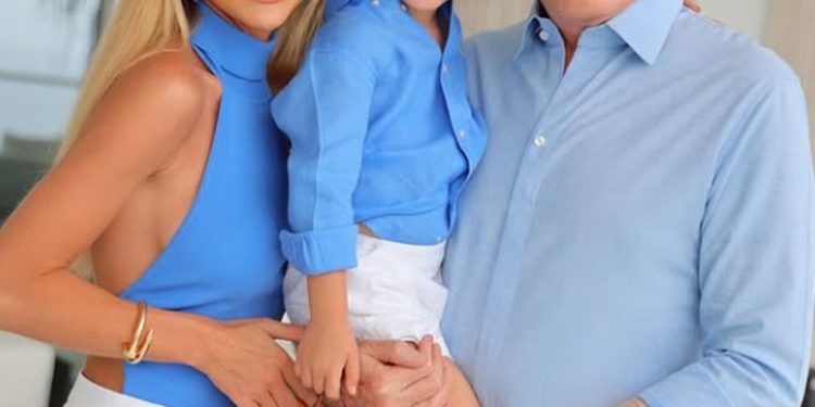 Ana Paula Siebert e Roberto Justus com a filha Vicky; foto viralizou devido ao valor da bolsa utilizada pela criança — Foto: Reprodução/Instagram