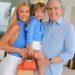 Ana Paula Siebert e Roberto Justus com a filha Vicky; foto viralizou devido ao valor da bolsa utilizada pela criança — Foto: Reprodução/Instagram