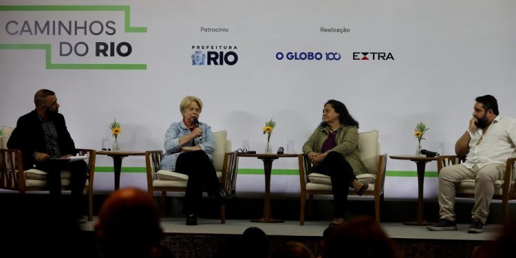 Com o microfone, Adriana Homem de Carvalho debate com Rejane Micaelo e Raphael Vidal os desafios para atrair o comércio para o Porto Maravilha — Foto: Fabiano Rocha / Agência O Globo