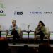 Com o microfone, Adriana Homem de Carvalho debate com Rejane Micaelo e Raphael Vidal os desafios para atrair o comércio para o Porto Maravilha — Foto: Fabiano Rocha / Agência O Globo