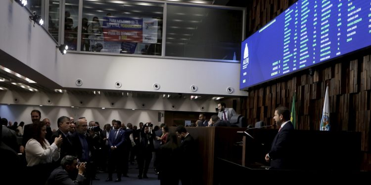 Projetos contra o aborto entram em debate na Câmara do Rio e na Alerj