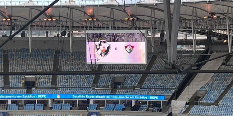 Provocação? Vasco usa escudo do Fluminense em menor proporção no telão do Maracanã