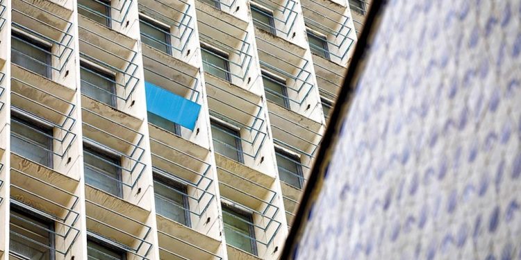 Resta um. O solitário brise azul que sobrou na fachada do Palácio Gustavo Capanema após a reforma — Foto: Márcia Foletto