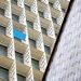 Resta um. O solitário brise azul que sobrou na fachada do Palácio Gustavo Capanema após a reforma — Foto: Márcia Foletto