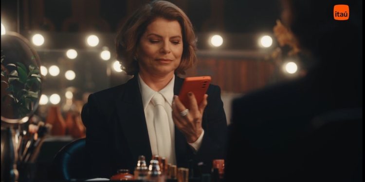 A atriz Debora Bloch com trajes de Odete em anúncio do Itaú — Foto: Reprodução