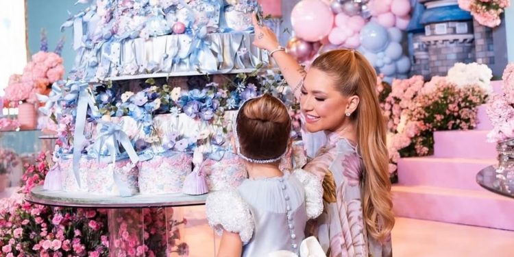 Confeiteiro Denilson Lima transformou aniversário de Maria Flor em conto de fadas com bolo luxuoso — Foto: Divulgação Rodolfo Santos