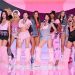Influencer Gabi Moura faz história no Victoria’s Secret Fashion Show e viraliza nas redes — Foto: Getty Images