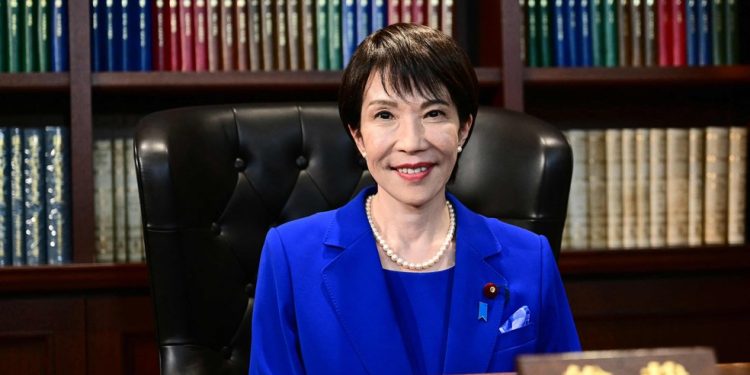 Recém-eleita líder do partido governista japonês, Sanae Takaichi, posa para foto no gabinete do líder do Partido Liberal Democrático (PLD) — Foto: Yuichi Yamazaki/AFP