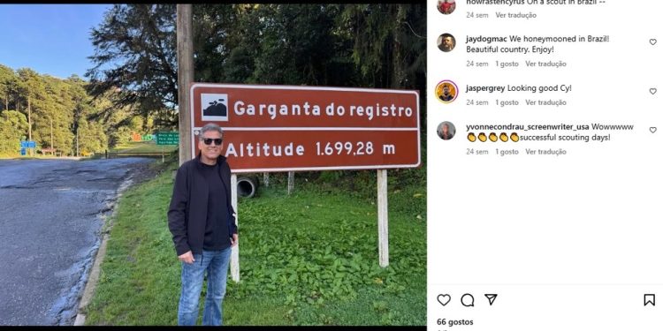 Cyrus Nowrasteh procura cenários para filmagem de longa sobre Jair Bolsonaro na divisa entre Rio e Minas — Foto: Reprodução / Instagram